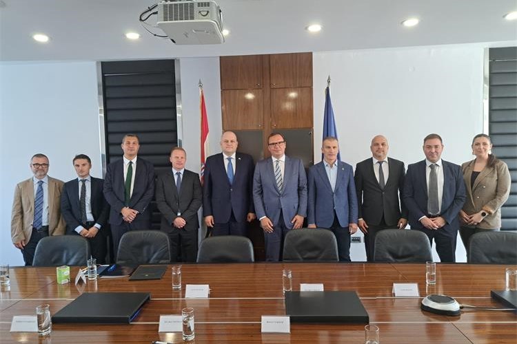 Slika /slike/potpisiavanje ugovora 8 10 2.jpeg